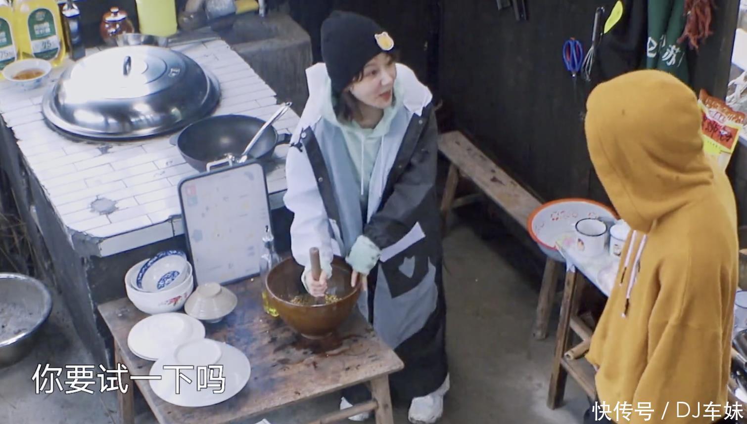 何炅|张艺兴围观杨紫干活却不帮忙,黄磊4次点拨无奈张艺兴太直男