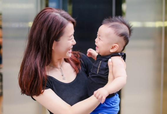 辅助工具|“最勤劳奶奶”火了,一人带四娃还干农活,网友:真正的“圈养”