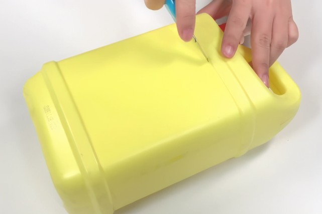 谁还买熨斗啊洗洁精瓶切两刀,衣服1秒变平整,真是太聪明了