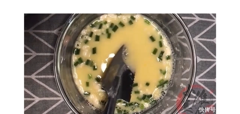 3个鸡蛋教你简单一做,比肉还香,营养解馋,孩子三天两头点名吃