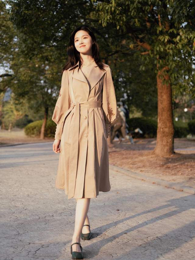 穿搭|秋天不知道该穿什么外套?这4件风衣就够了,适合30岁的女人借鉴