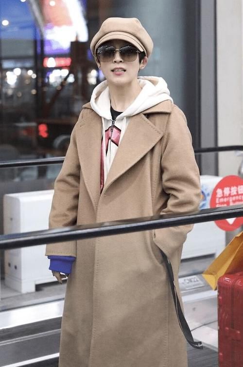 贝雷帽|真是女生穿搭教科书，穿浅驼色大衣内搭卫衣，显高显瘦