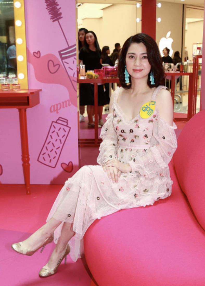 连衣裙|又被洪欣美到了，穿大红色V领吊带裙时髦精致，端庄成熟真有气质