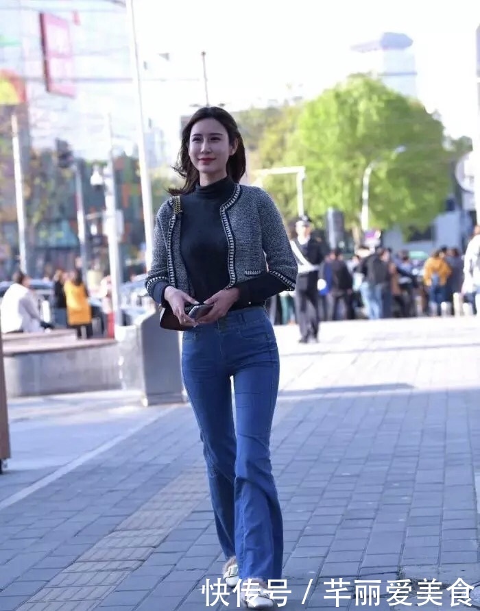 映日荷花颜,摇曳芙蓉姿,蓝色喇叭裤配绒毛针织上衣的靓丽穿搭