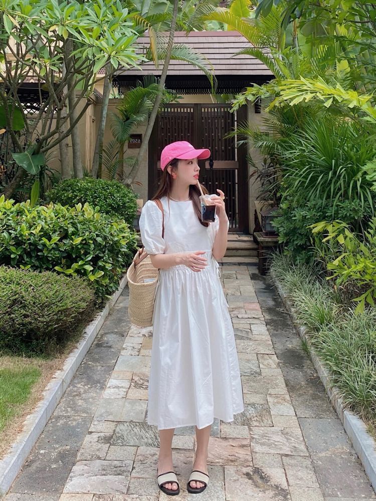 街拍|街拍:深v领灰色连衣裙,简单时尚,气质佳