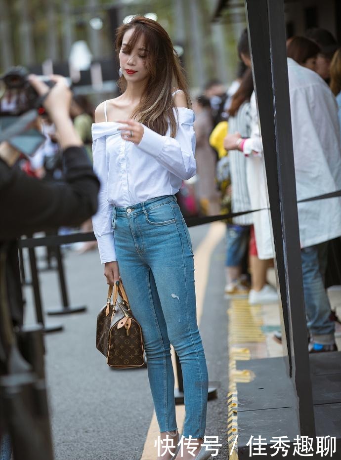 紧身牛仔裤|街拍:锁骨和“一字肩”上衣最配了