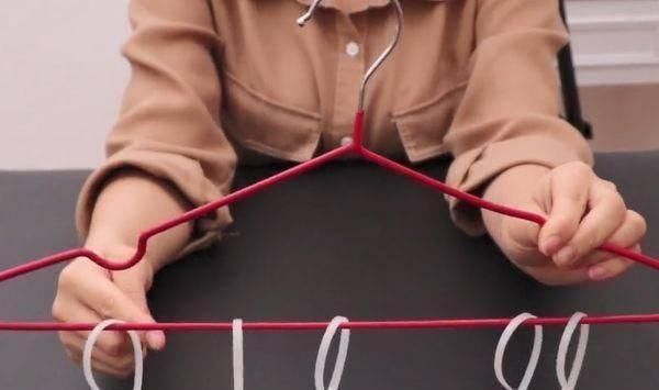 衣架上绑几个扎带,放在阳台太厉害了,解决了很多家庭的大烦恼