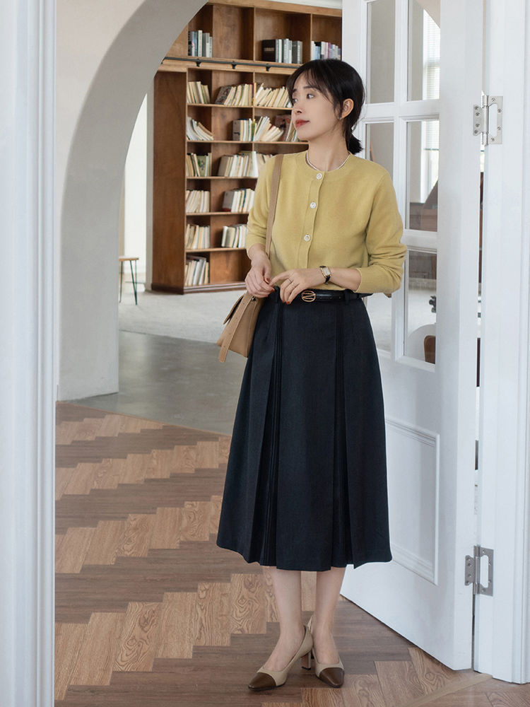 针织开衫 秋冬,怎么穿针织开衫更美?搭配上牛仔裤或者半身裙,温柔又优雅