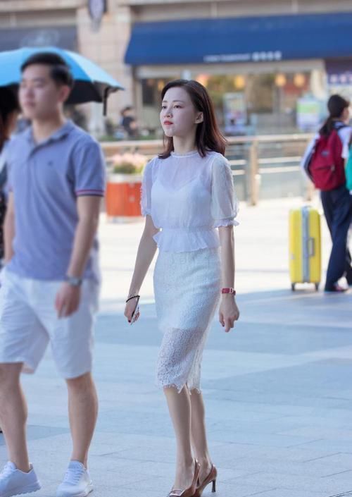 小姐姐 别被时尚左右，穿过膝蕾丝裙来打造优雅造型，美出自信感