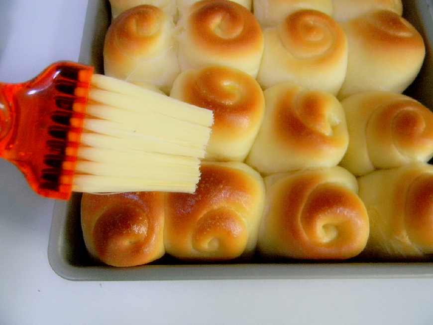 这种烤制的一次发酵小馒头,我隔三差五就做,每次做都会被吃光光