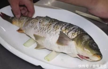 清蒸鱼时,有人放食盐有人放生抽?大厨:教你正确做法,太香了