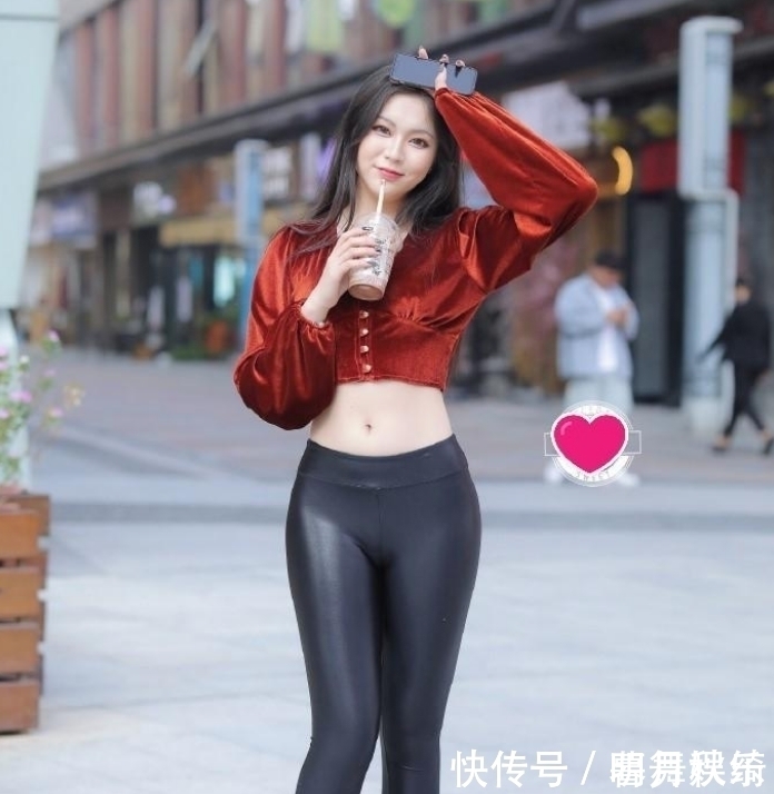 会显得非常|40度的天气,还穿“皮裤”加“丝绒衫”,看着都热