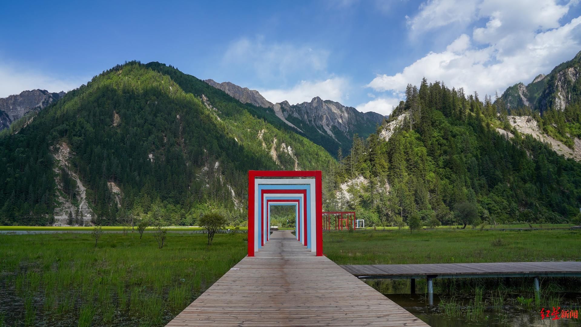 湖泊群|走进九寨新12景｜爱情海：海子蜿蜒芳草萋萋 湖光山色间秀出最美恩爱