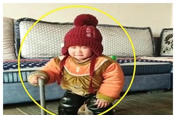 孙子|让孙子模仿奶奶,1岁孙子拄着拐杖就开始,下一幕爷爷牙都笑掉了