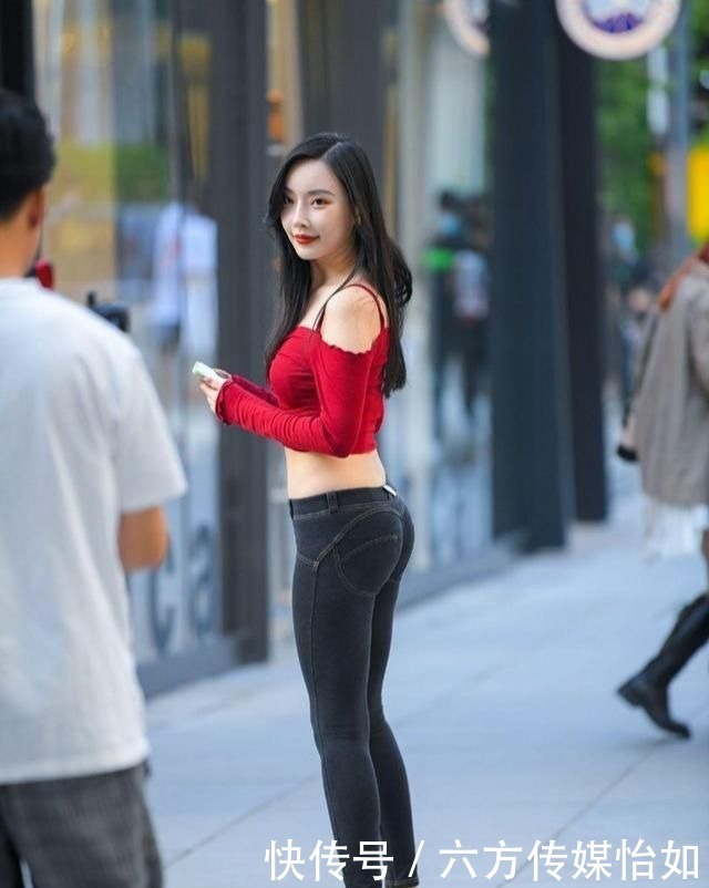 打底裤|新流行的小黑裤显瘦又修身，低调接地气，美女穿上很好看！
