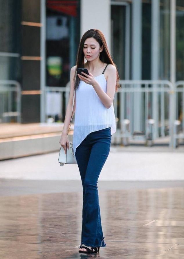 街拍:惠质兰心的小姐姐,一身潮流时尚的穿搭,尽显优雅的女神范