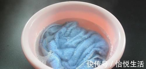 毛巾脏别再洗衣液洗, 洗的时候加一点它, 洗完毛巾就跟新的一样干净