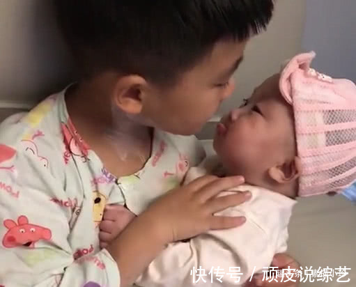 妹妹|“小暖男哥哥”贴心照顾妹妹火了,被哥哥宠溺的小眼神融化了!