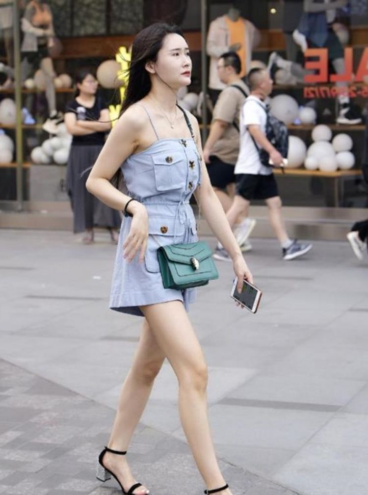 小姐姐|街拍，精美的连衣裙外搭格子休闲衫，清凉舒爽