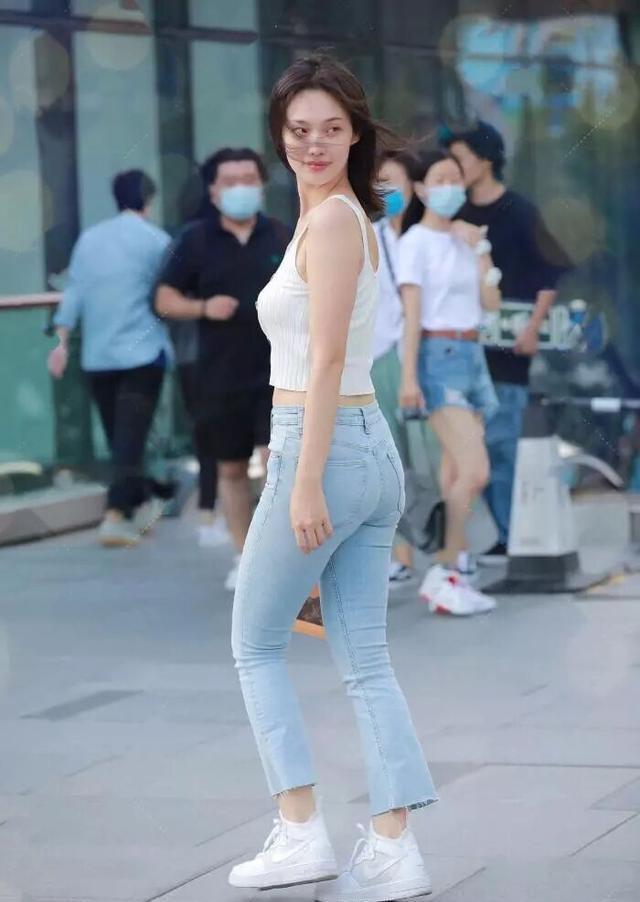 效果|今年很火的“上短下长”穿法, 应对“胯宽”身形, 时髦还洋气!