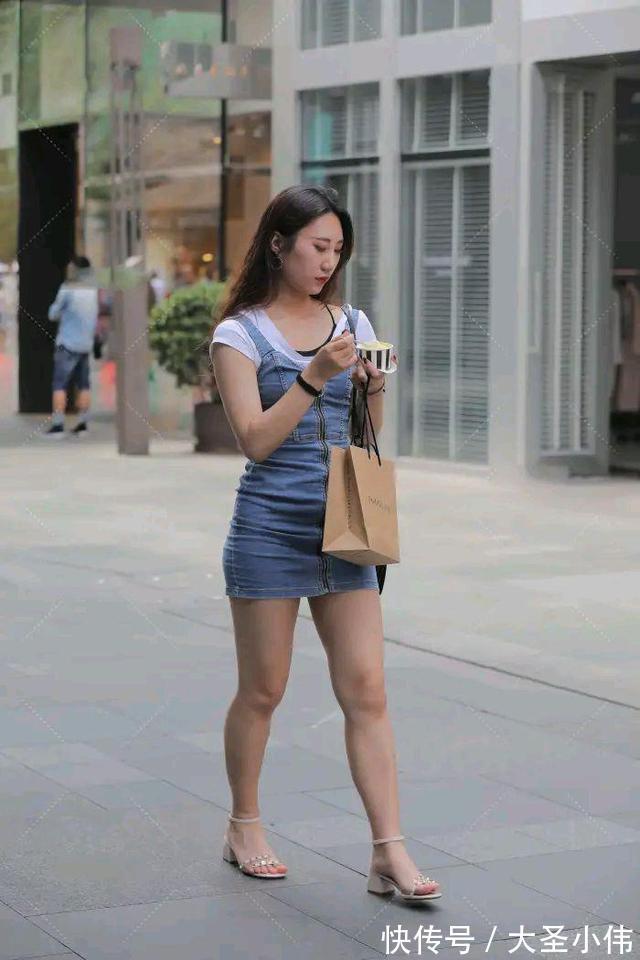 t恤|美女街拍:白T恤搭配背带牛仔裤,时尚好看又减龄,还有青春可爱的活力