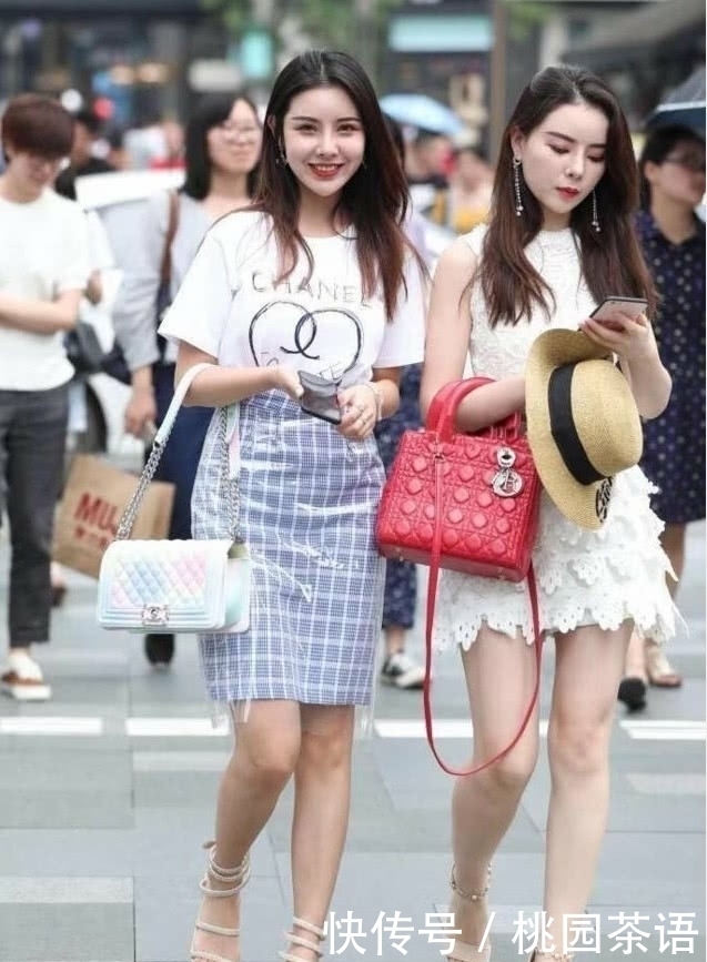 飘逸|街拍:一袭红色连衣裙加上飘逸长发,散发优雅气质!