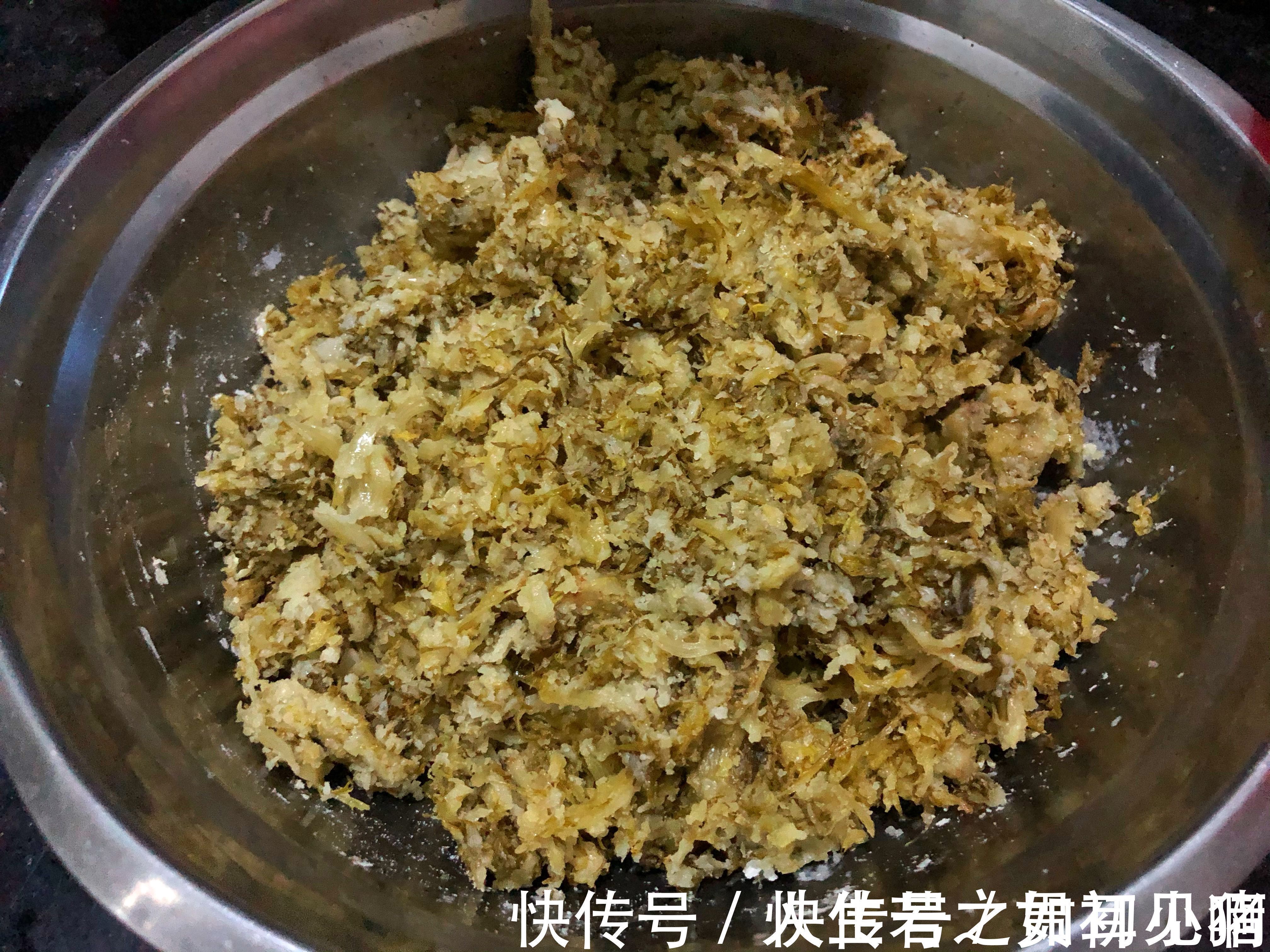 去娘家吃晚饭,妈妈准备了菜、粥和豆包,都是花钱买不到味道