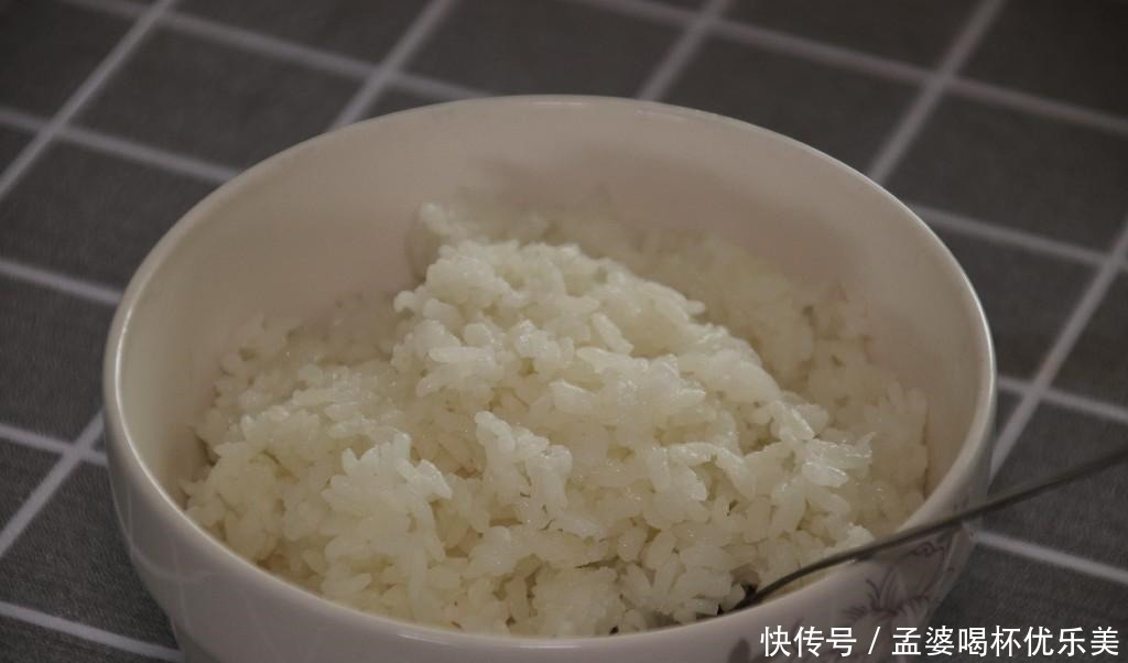 蒸米饭时，别只会加水蒸，多加这几步，蒸出的米饭又香又软