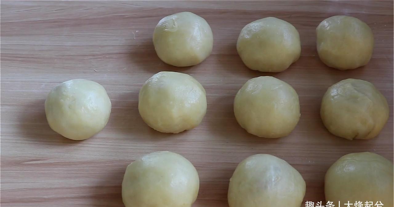 好吃|8块一个的蛋黄酥,在家自制低成本,一口酥掉渣,比外面卖得好吃