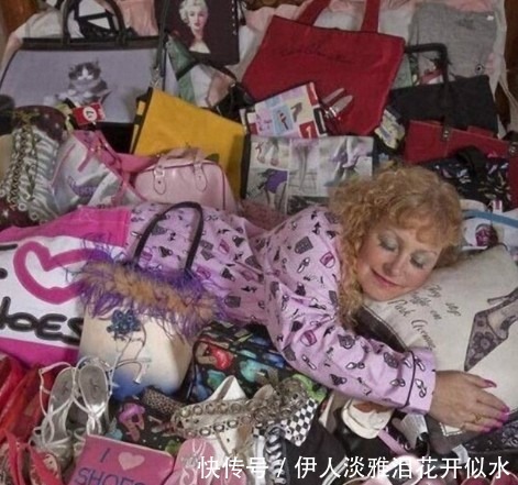 50岁女子爱鞋疯狂,买鞋花了1000多万,晚上就睡在鞋子上
