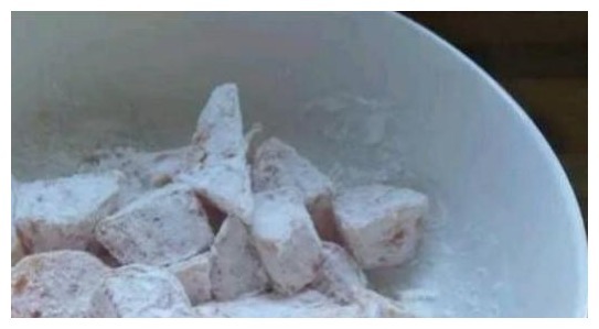 做拔丝地瓜时，切记不可直接下锅炸！厨师教你多1步，拔丝又酥脆