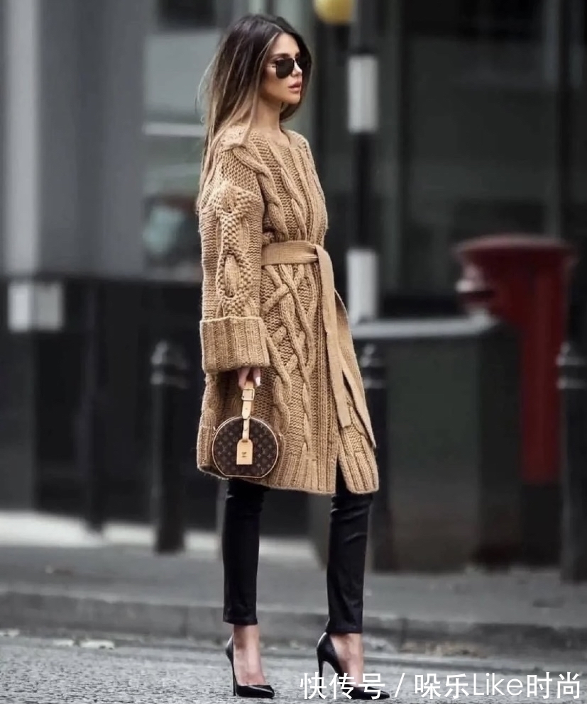 黑色 满满的高级氛围感!咖色+黑色,让冬季穿搭更简约摩登