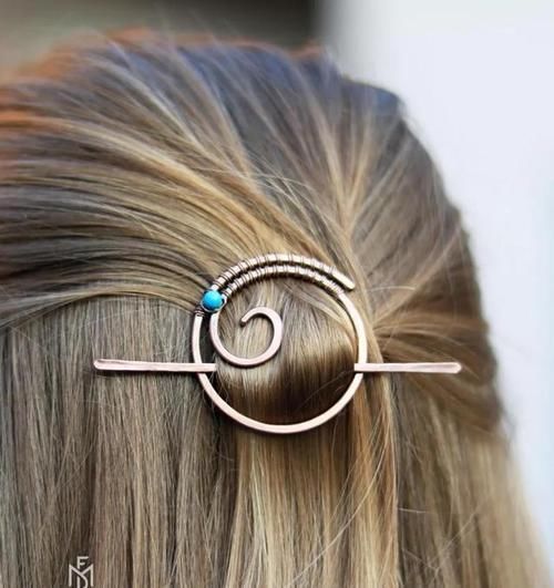 最简单的发型,配上最有创意的发饰,这个春夏,做最水灵的女孩