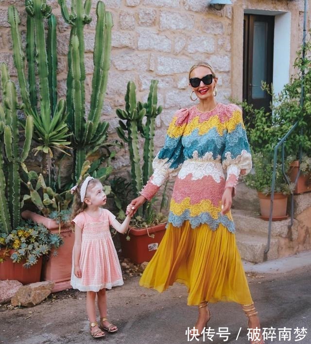 精致 当妈后别总“灰头土脸”,这位辣妈的精致穿搭,保准让你美成焦点!