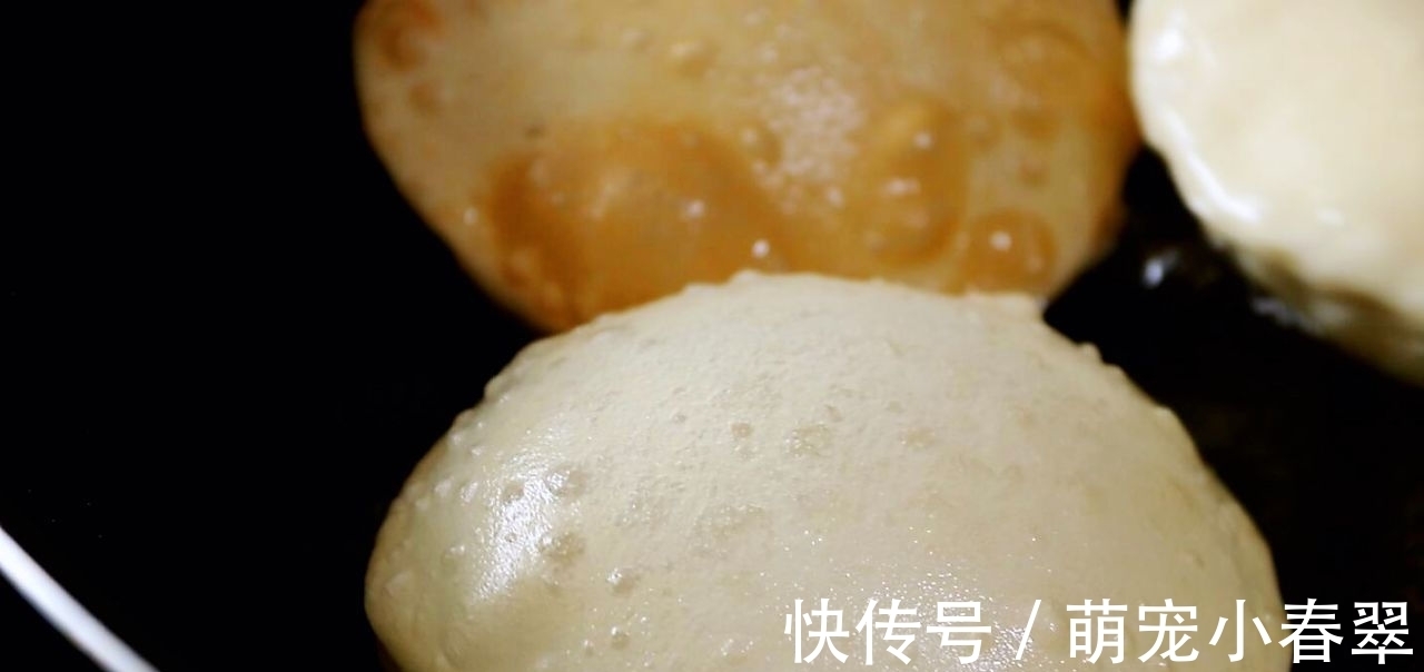 教你气泡饼的新做法，只需用小碗按下圆形面皮，个个空心鼓大泡