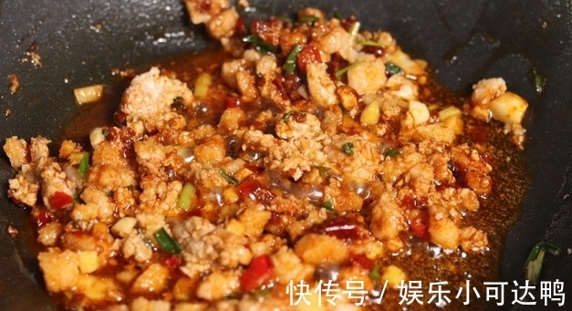 烧茄子|烧茄子时，最忌直接放油开始炒！大厨教你一招，茄子不发黑不吸油