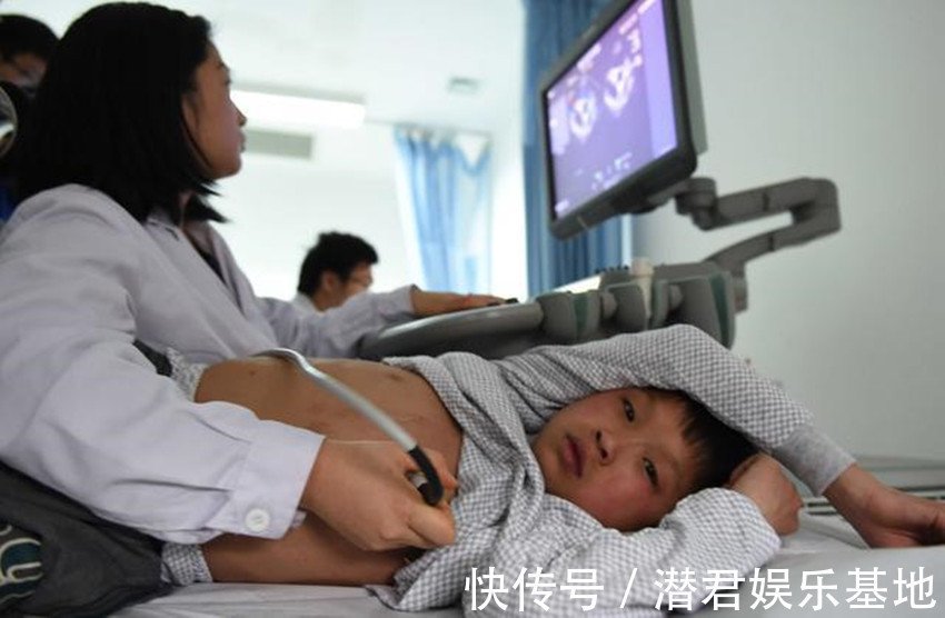 致癌率|10岁男孩患“肠阻塞”,3天后排出异物,医生:别再让孩子喝它了