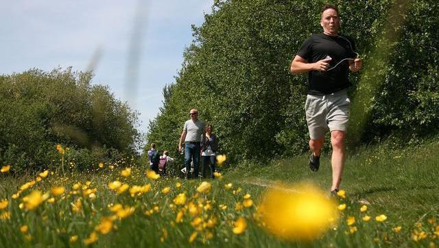 运动|“走路”也能减肥的4个技巧,燃烧卡路里,或能为健康保驾护航