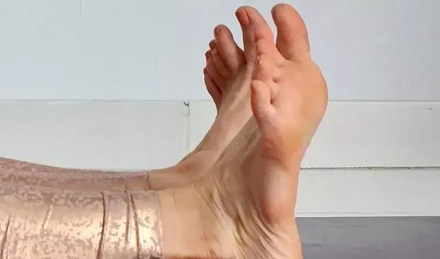 脚掌|“人老脚先衰”!10 个动作帮你灵活双脚,强健根基