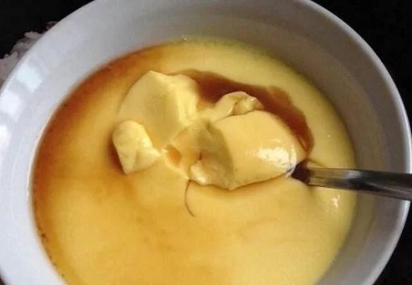 蒸鸡蛋羹,不能直接加水,如果再加一步,鸡蛋就会光滑,没有蜂巢