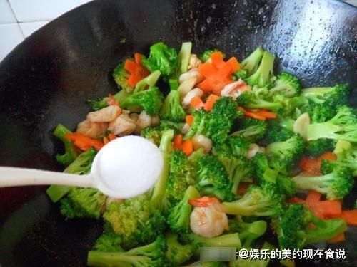 西兰花炒虾仁的做法，很多人没注意这一点，难怪不西兰花清脆