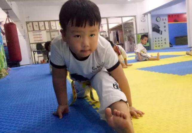 犯错|夏天到了,家长别在这3件事上犯错!不然耽误孩子长高,要知晓