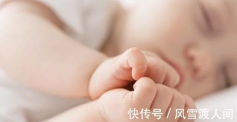 电热毯|婴儿睡觉时喜欢把手伸出来很多宝妈担心会着凉但其实是好现象