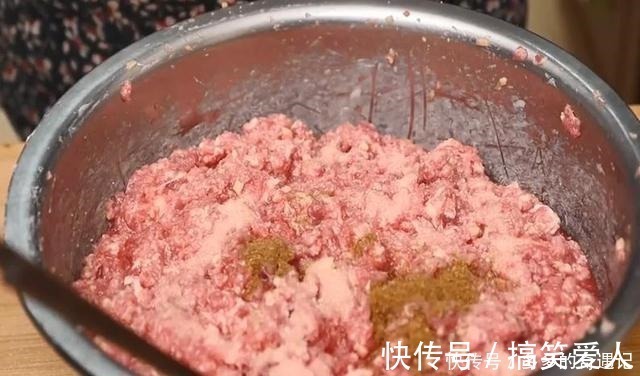 炸牛肉丸子时,切记“3用2不用”,丸子酥香松软,久放不变硬