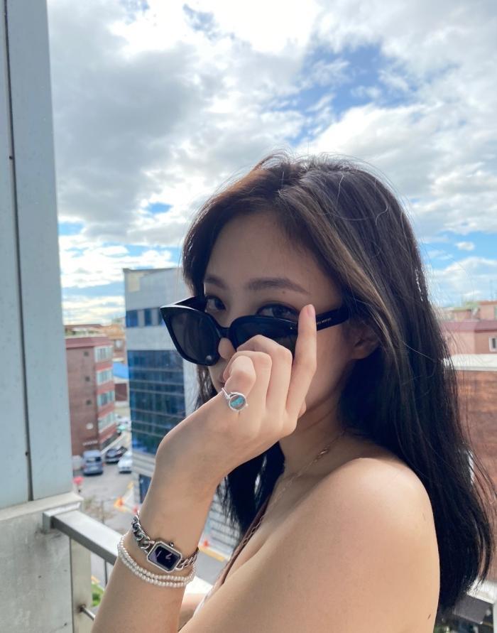 人间香奈儿放大招了,jennie身穿嫩绿针织衫清新大方,气质真的好