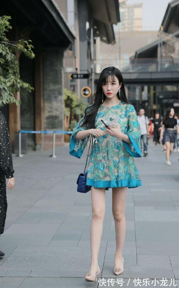 小姐姐|路人街拍,小姐姐时尚又可爱,黑色的包臀裙搭配黑丝很是亮眼