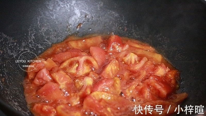 西红柿炒鸡蛋新做法,没放一滴油,用水炒蛋,口感滑嫩,热量更低