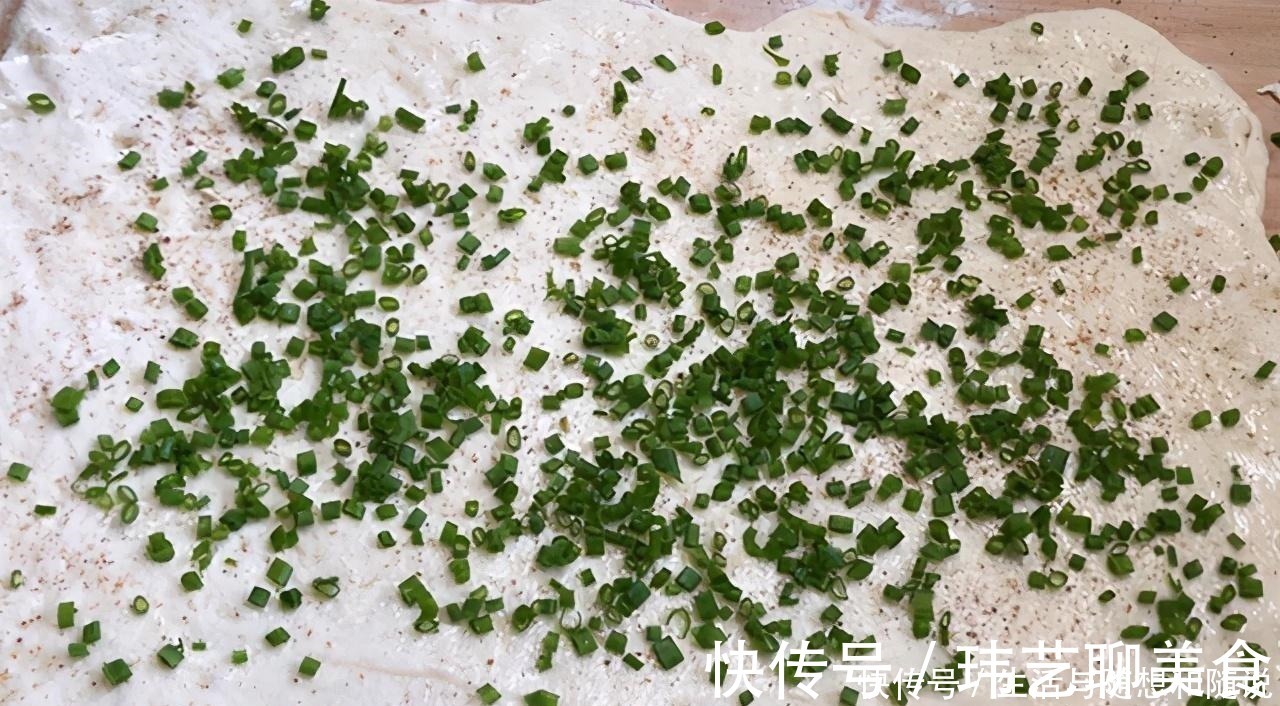 冬天早餐要吃好吃饱,爱上发面葱花饼,筷子一搅,出锅蓬松又暄软