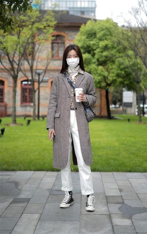 帆布鞋 今秋流行一种穿法，叫“长外套+平底鞋”，洋气显高，特有范儿！