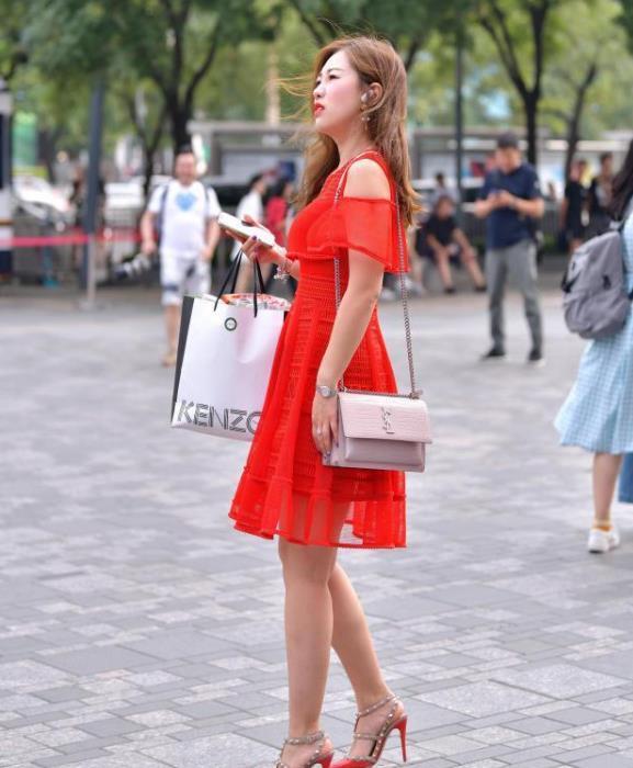 T恤|街拍小姐姐一件V领的黑色短袖T恤搭配牛仔短裤,尽显时尚魅力